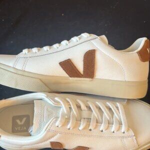 VEJA Women’s Casual Flat Sneakers – Classic Everyday Style